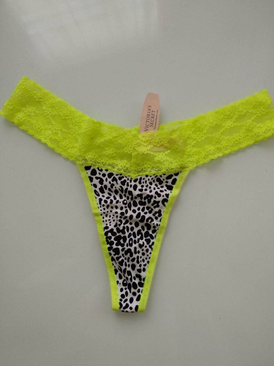 Tanga de Victoria's Secret con cintura en encaje amarillo y tela machada en el frente