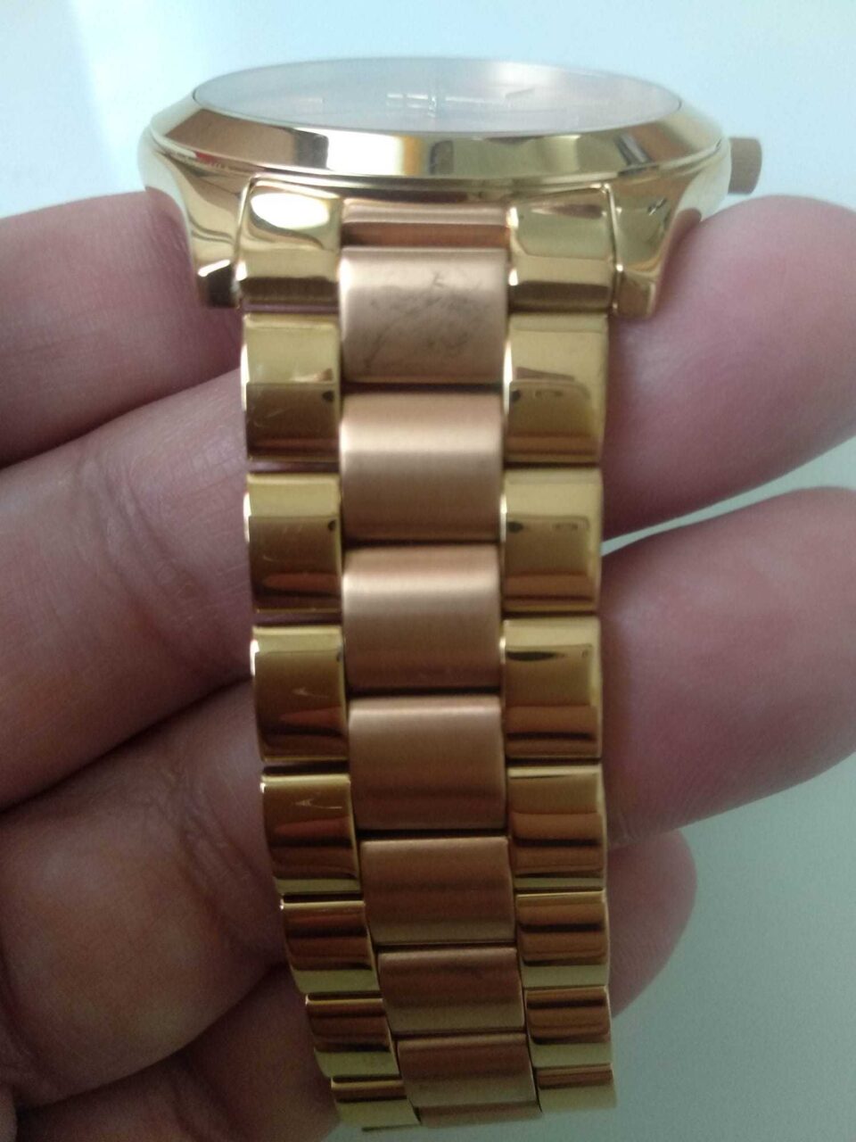 Particolare cinturino metallico dell'orologio