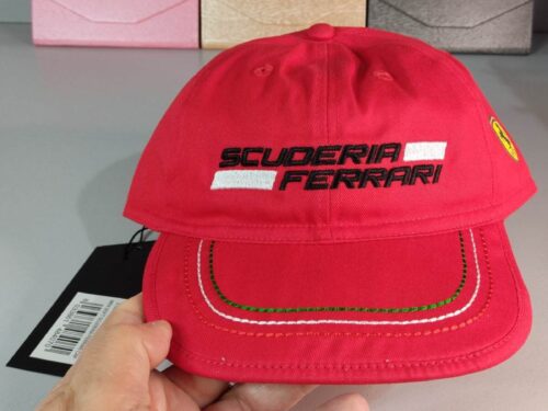 Cappellino rosso originale della Ferrari