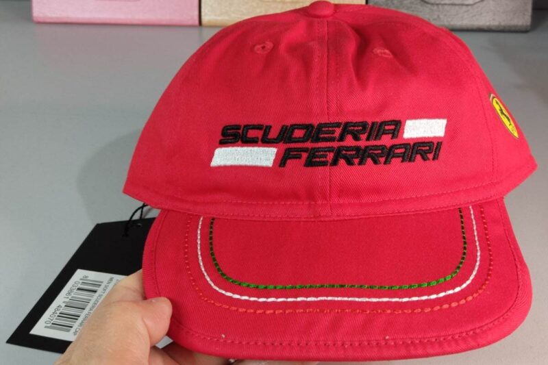 Cappellino rosso originale della Ferrari