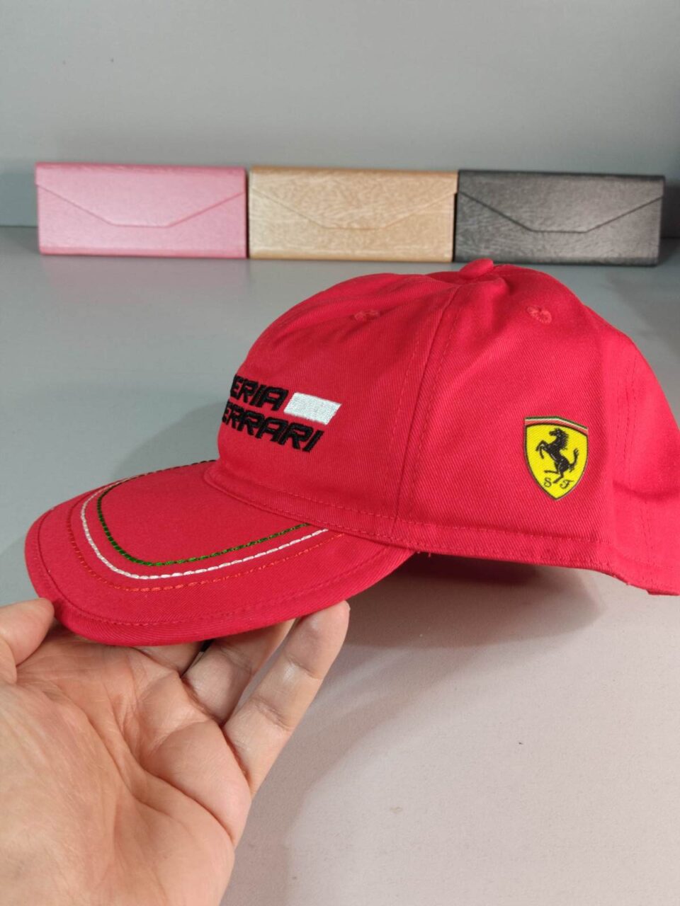 Cappellino rosso scuderia Ferrari visto di lato