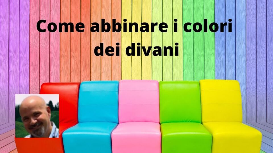 Divano multicolore con titolo: colore divano