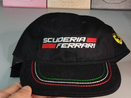 Comprare il cappellino Scuderia Ferrari
