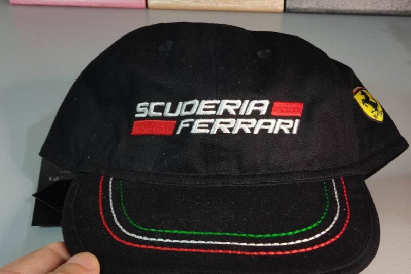 Comprare il cappellino Scuderia Ferrari