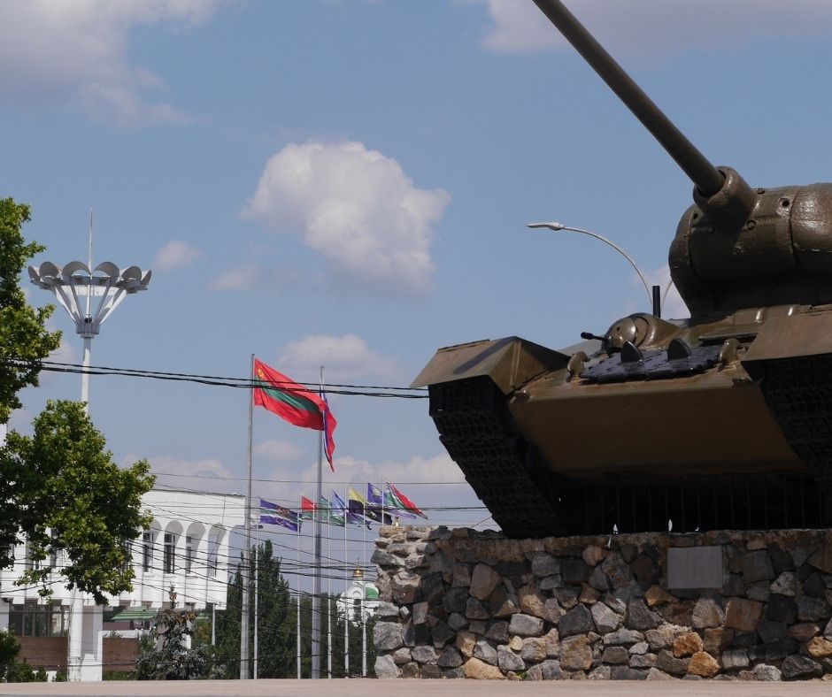 Monumento con carro armato in una piazza di Tiraspol