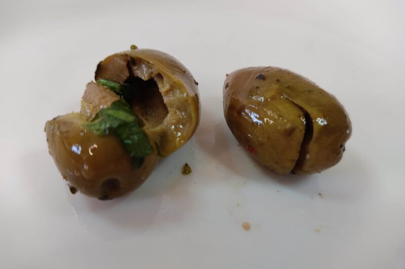 Olive speciali schiacciate alla siciliana verdi piccanti e non