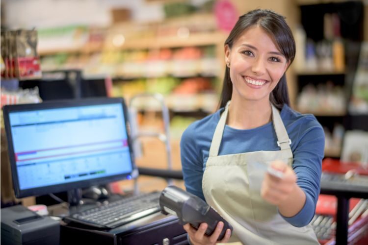 ¿Te preguntas cómo puedes conseguir un trabajo como cajero en un supermercado para empezar a trabajar?