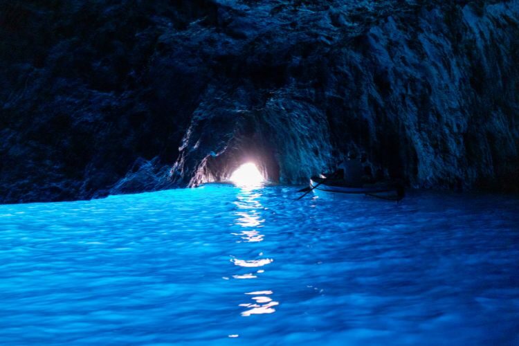 La Impresionante Gruta azul en la Isla de Capri